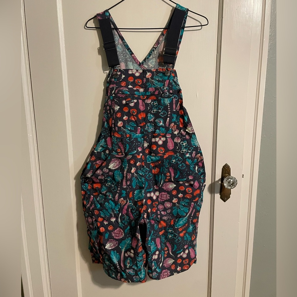 Medium Duluth Trading Co Heirloom vegetable Gardening Short Overalls